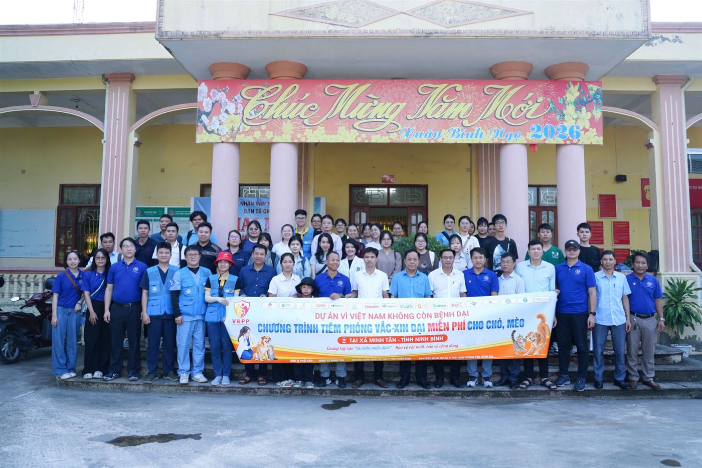 Đoàn tình nguyện chụp ảnh cùng biểu ngữ Dự án Vì Việt Nam không còn bệnh dại